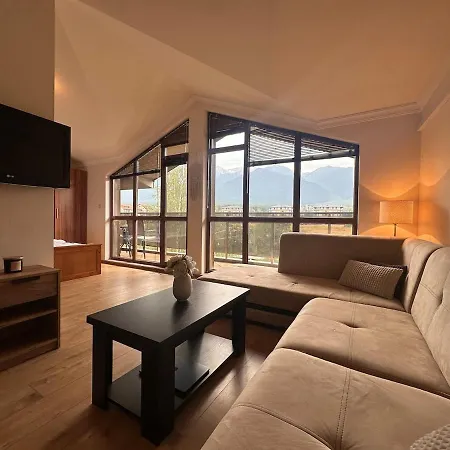 Floor And Mountain Views *