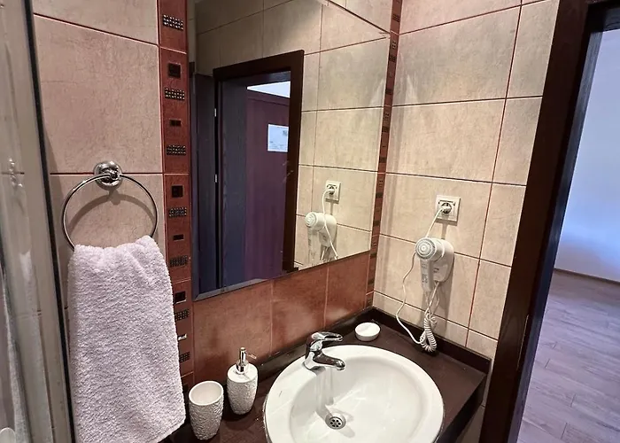 Floor And Mountain Views رازلوغ