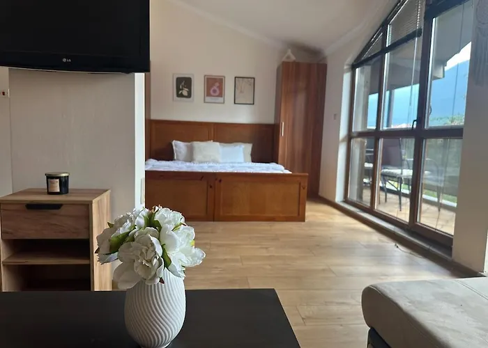 Floor And Mountain Views شقة رازلوغ